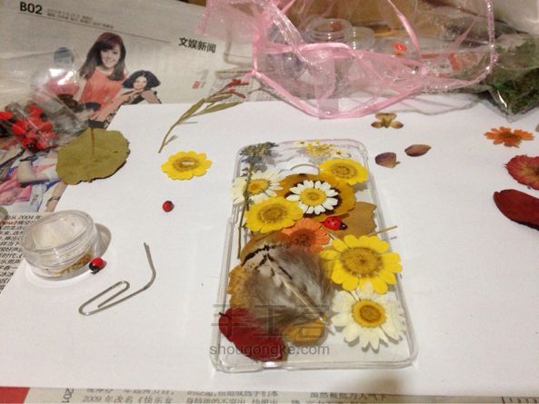 鲜花树叶手机壳DIY教程，在售商品小广告 第2步