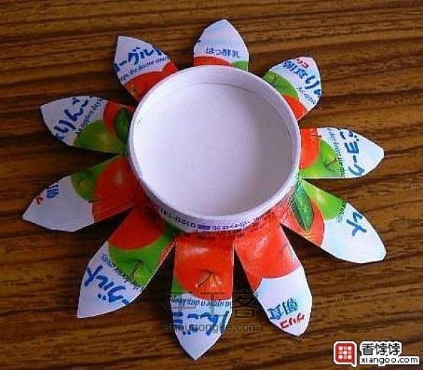 酸奶盒制作向日葵装饰花 第3步