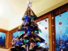 美国建筑师 Tai-ran Tseng 从 2005 年开始，每年都利用废弃的材料，亲手做出独一无二的 DIY 圣诞树。这次他选择的材料是废弃的杂志和硬纸板。他将杂志内页卷起来，并用硬纸板将其连接成一个“树枝”，再通过这些“树枝”堆叠成一棵7英尺高圣诞树。