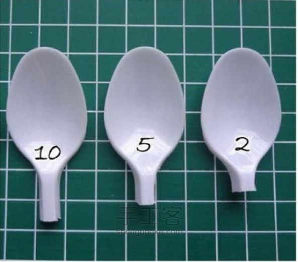 塑料勺子制作花朵项链教程 第3步