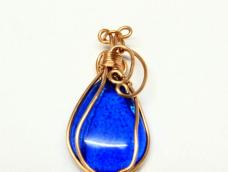 这个宝石蓝吊坠里面的石头可以是玻璃、陶瓷、水晶等，用同样的方法制作吊坠。