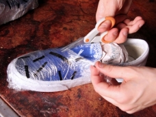 如果你想要用染料改造你的衣柜，那就试试看染鞋子吧！