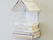 书本组成的小屋书架