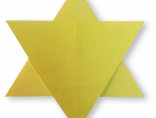 	五角星折纸可是很有意义哦，学习折纸五角星前先说下星星~五角星是一个很奇妙的图形，而世界上许多国家的国旗上都有五角星。就像我们的祖国中国，国旗上就有大五角星和小五角星共5颗，美国国旗上有50颗，朝鲜国旗上有1颗等。在儿童画上，我们经常可以看到，画上的星星都被画成了五角星，所以，我们走到哪里，几乎都能看到五角星。


	