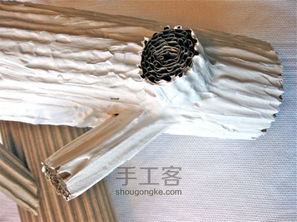 瓦楞纸做大树木桩 第5步
