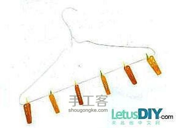 用铁丝衣架晒袜子的方法 第1步