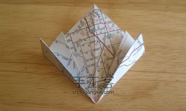 教你DIY超简单的地图纸花 第6步