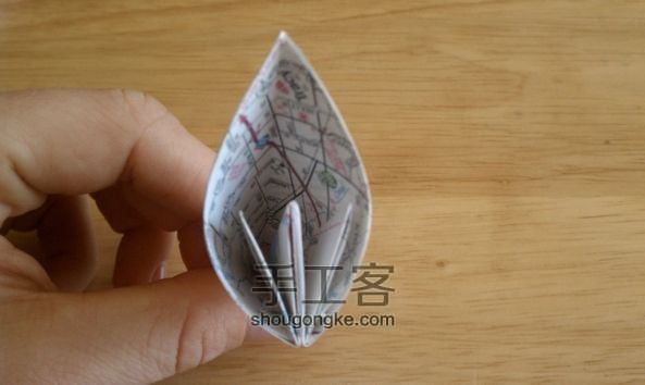 教你DIY超简单的地图纸花 第7步
