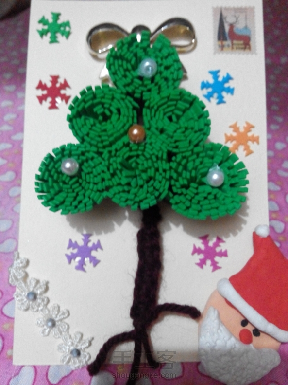 材料我用的是泡棉纸，又加里些装饰，树干是用毛线变得哦！