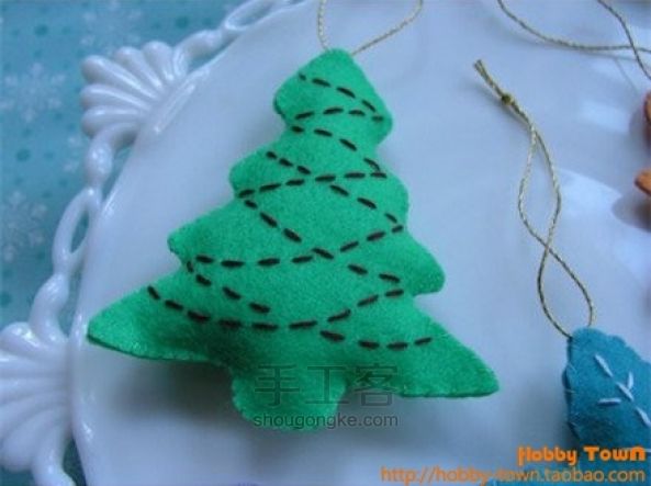 DIY可爱的不织布圣诞树挂件~ 第7步