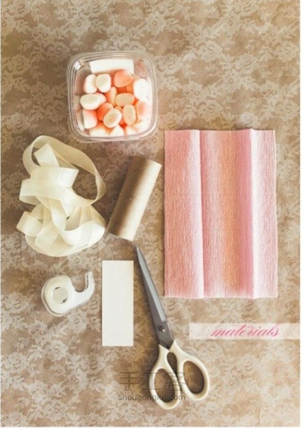 可爱的粉色糖果包装新年礼物 第1步