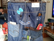 用了老公的破旧牛仔裤，可以挂在家里装装小东西。
