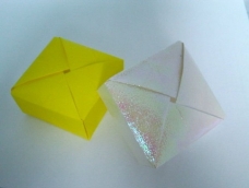 今天分享一个简单的折纸小教程~有兴趣的快动起手来~
