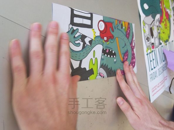 用海报和办公用品做一把小纸伞 第3步