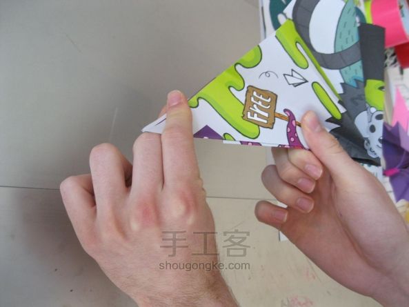 用海报和办公用品做一把小纸伞 第13步