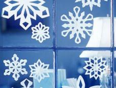 剪出漂亮的雪花来，可以装饰在窗上，门上或者悬挂在家里任意一个角落😖😊😍😘