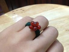 一款美丽的红玛瑙戒指，只要几颗4mm的红玛瑙和72号绿色的珠宝线