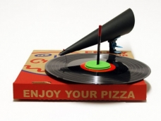 这是一个很有趣的教程，在这个教程里会教你怎么把一个pizza盒变成一个留声机。