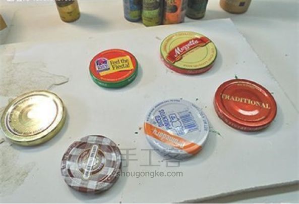 塑料瓶盖制作可爱小蜘蛛 第1步