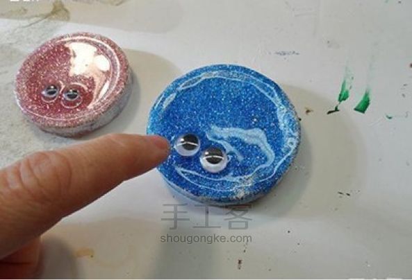 塑料瓶盖制作可爱小蜘蛛 第2步