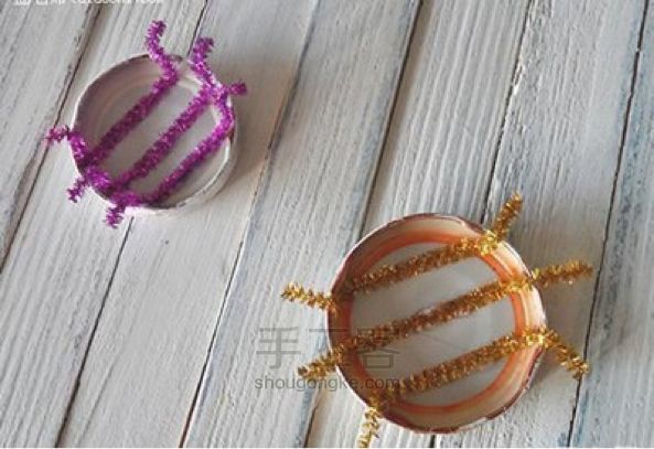 塑料瓶盖制作可爱小蜘蛛 第3步