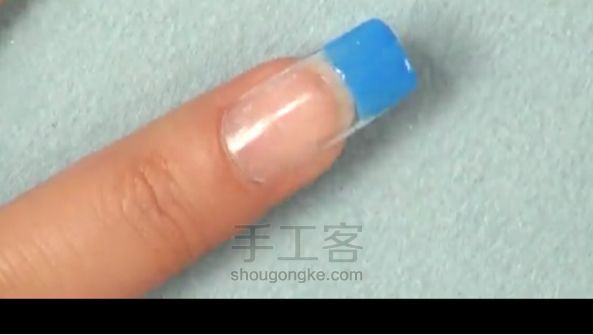 如何将指甲做出海边的感觉 第1步