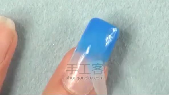 如何将指甲做出海边的感觉 第2步