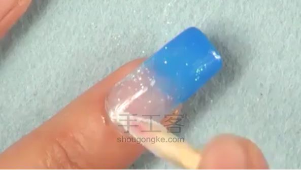 如何将指甲做出海边的感觉 第3步