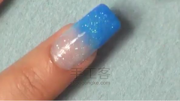 如何将指甲做出海边的感觉 第4步