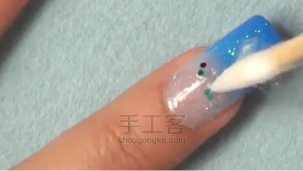 如何将指甲做出海边的感觉 第5步