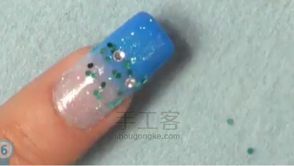 如何将指甲做出海边的感觉 第6步