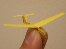 滑翔机是一种很像飞机，没有动力装置，靠固定翼产生升力进行飞行的航空器。
一款简单的纸滑翔机的折纸教程图解
