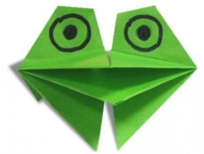 青蛙柯密特是美国一个著名儿童节目的角色。
青蛙柯密特的折纸教程图解
