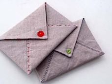 制作一封优雅的布艺情书口袋，把你精心写好的信包装起来送给他，他的心情一定会随着无限的甜蜜被深深地感动！用来收纳你们的书信或者纪念物也是不错的选择！