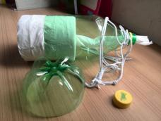 放在卫生间的纸巾容易变得潮湿，用一个废弃的大饮料瓶DIY纸筒，防潮又防尘，制作更是非常的简单。