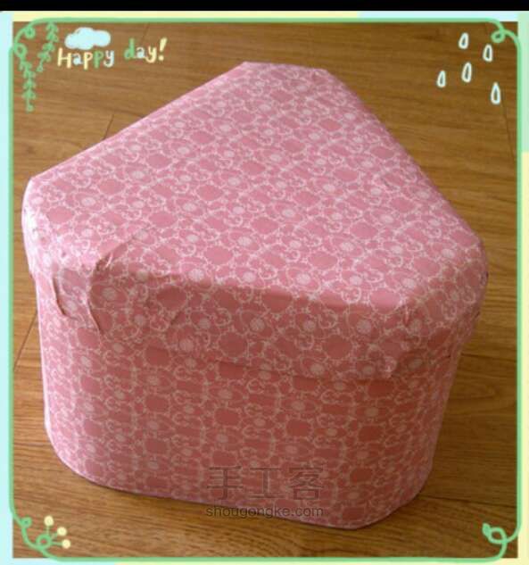空奶粉罐可用来做小椅子，罐中还可放一些小杂物，可谓一举多得。 第2步