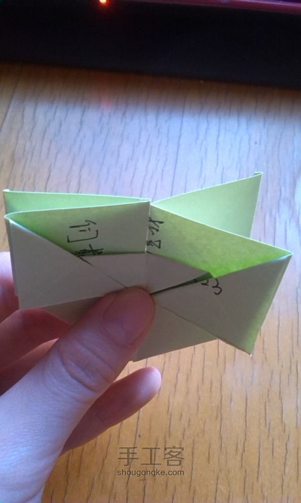 最容易的叠纸桃心方法 第17步
