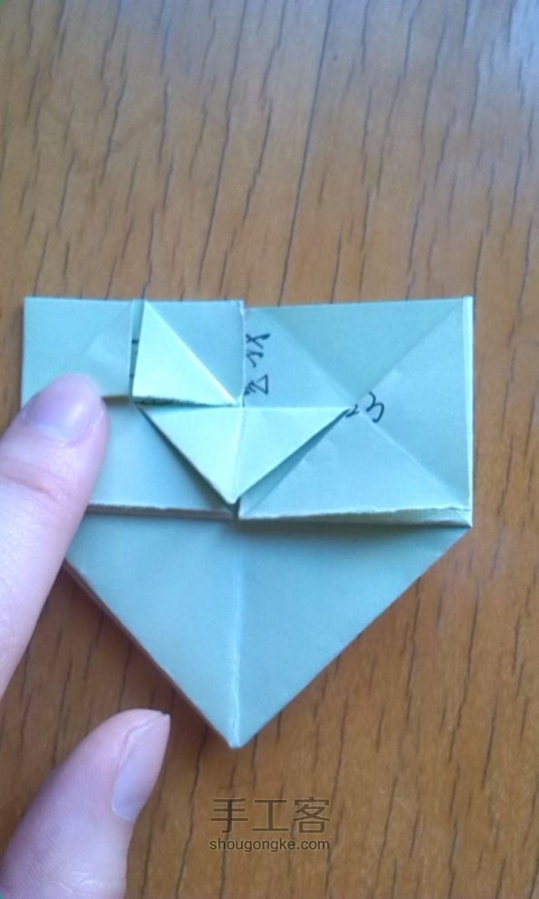 最容易的叠纸桃心方法 第21步