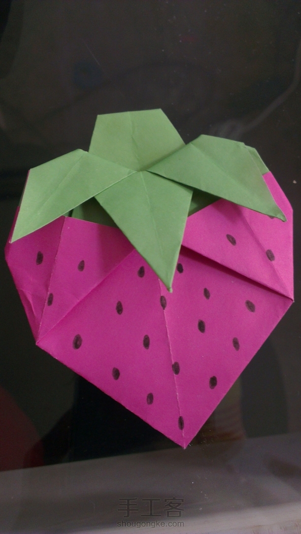 折纸草莓-双面彩纸，加上了黑点 第1张