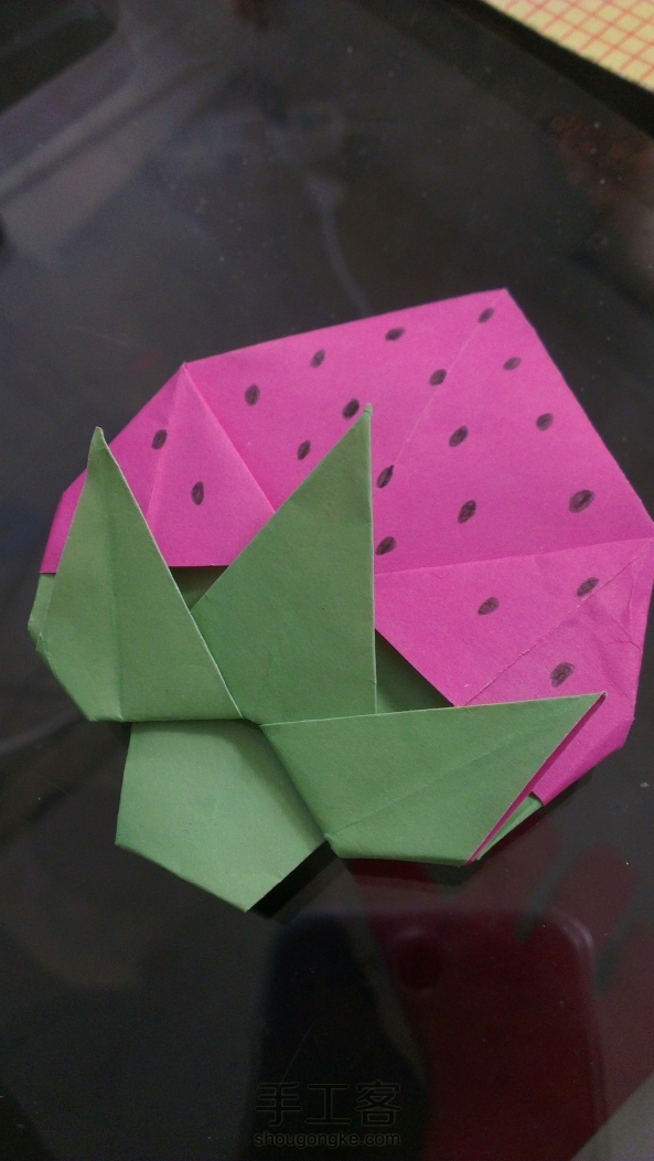 折纸草莓-双面彩纸，加上了黑点