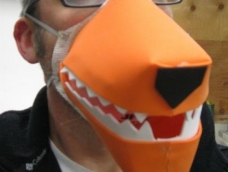 简单的防尘口罩正变得越来越普遍。但是标准的口罩看起来无聊又平庸，当然我们可以利用它做点个性化的改造... 

我利用它制作出了一个九尾狐的嘴巴。