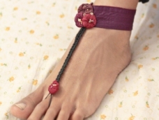 姑娘们都喜欢配饰。我从印度珠宝中得到了一点灵感，制作了这个脚配饰。赤脚穿的时候棒极了，充分享受拖鞋带来的乐趣！