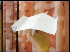 今天的这种纸飞机比起原先教程里纸飞机的折法更简单易学