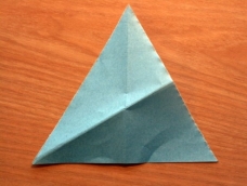 我们很容易让一个不规则形状的纸张变成一个正方形，只要对折就可以了。但是有没有研究过如何得到一个等边三角形？本教程从正方形开始得到等边三角形，你会了之后完全可以从不规则图形得到等边三角形。