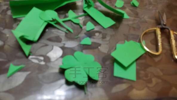 剪片三叶草，折片四叶草 第4步
