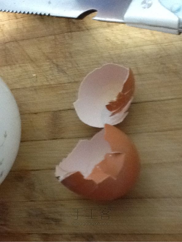 用半个蛋壳可以捞出蛋液中的蛋壳 第2步