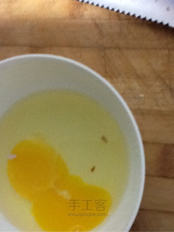 用半个蛋壳可以捞出蛋液中的蛋壳 第3步