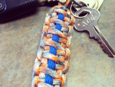 编织伞绳钥匙链，个人觉得挺酷的，喜欢的朋友们可以也来试试看