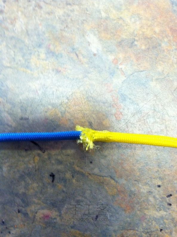 双色伞绳手链 第2步