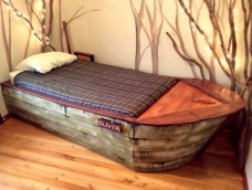 下面我将介绍一个船床的制作方法，看起来可能很复杂，但是真的很不错，如果你有时间和空间真的可以为自己或者为宝宝亲手制作这样的一个小床。温馨而又安全。